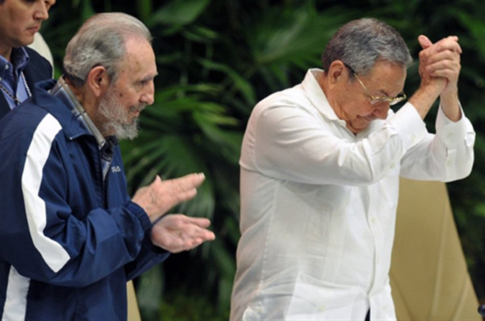Fidel Castro (L) and Raul Castro