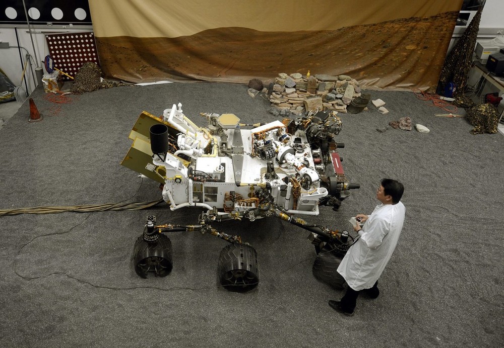 NASA''s Curiosity rover on course for Mars