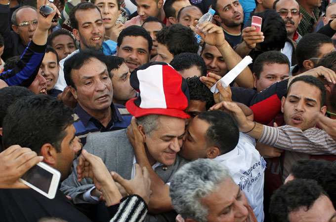 Sabahi amid crowds