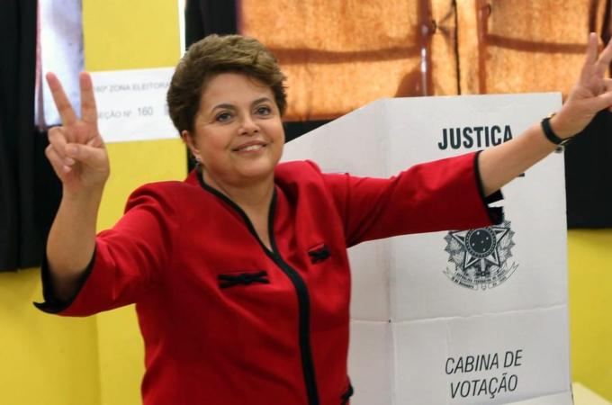 Dilma Rousseff (C), presidential candida
