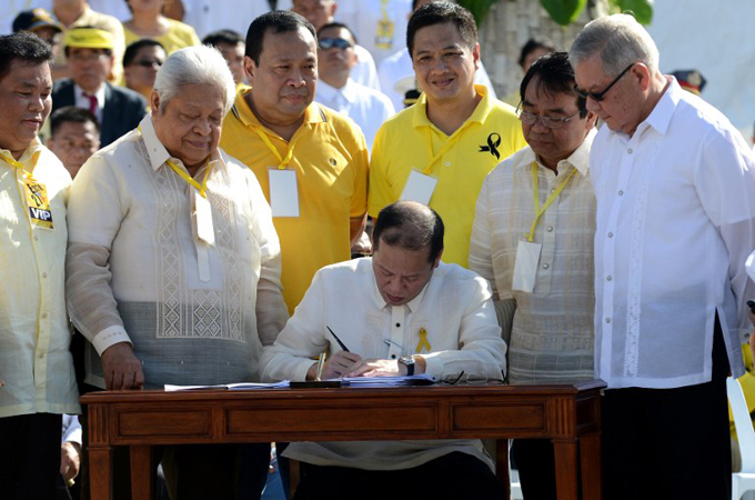Phillipines Aquino signs compensation
