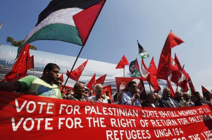 Lebanese and Palestinian people march in Beirut in support of Palestinian President Abbas'' bid for statehood recognition in the U.N.