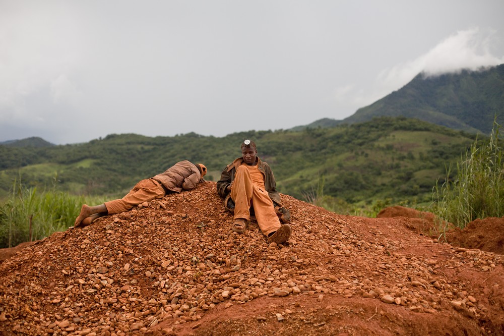 The gold diggers produce on average two to three grams of gold a day. On luckier days, they can even make 15-30 grams.