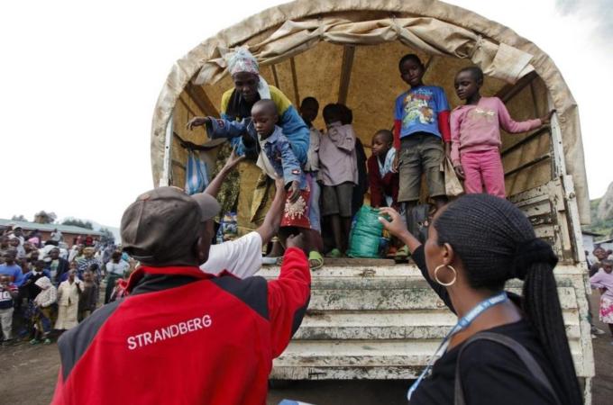 Thousands of Congolese refugees flee fighting into neigboring Rwanda