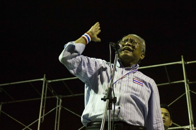 Suthep Thaugsuban gives a speech in front of Government House on Monday [Carlos Sardina Galache/Al Jazeera]