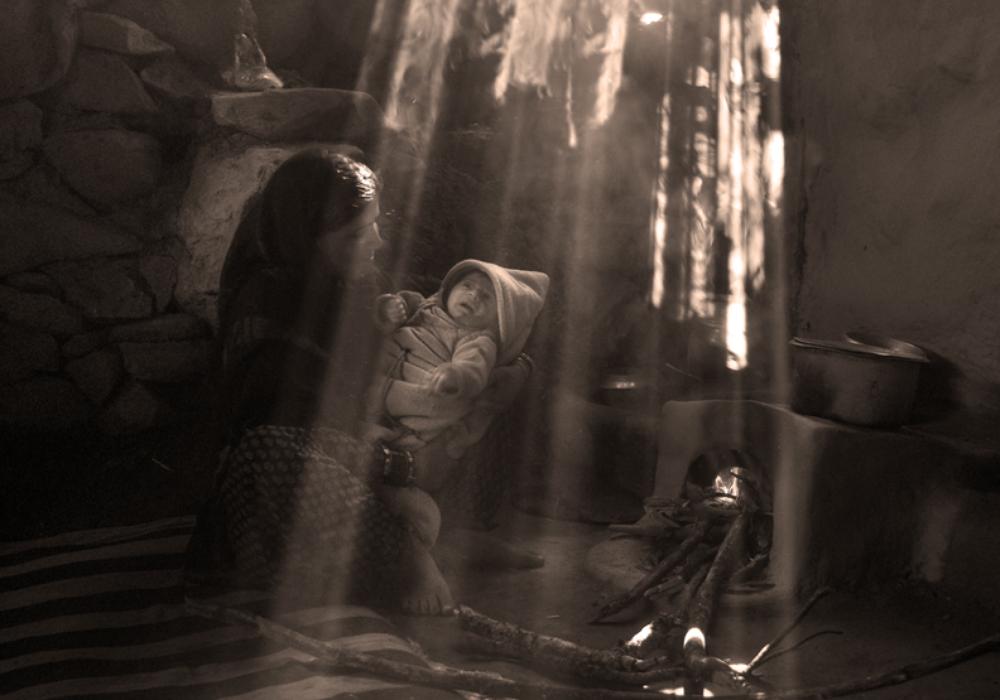 <p>A mother and her child in Anantnag, seemingly undisturbed by the turmoil in the region.</p>