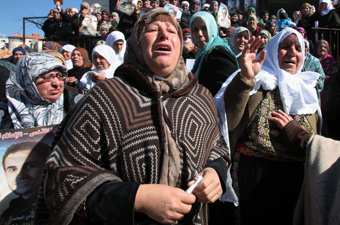 Family members mourn outside the home of Palestinian Ahmed Faqih whose remains were returned recently [EPA]