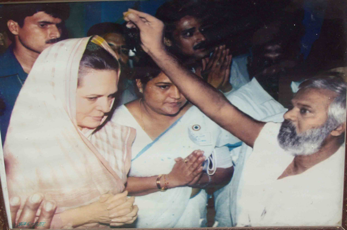 Politicians make it a point to visit temples and holy men to seek their blessings  [source: Jain Teertha Trust]