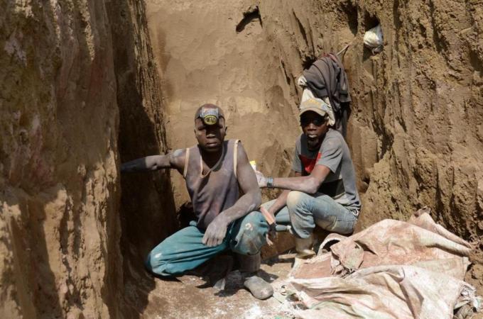 Men dig for minerals at the Mudere mine in the Democratic Republic of Congo [AFP]