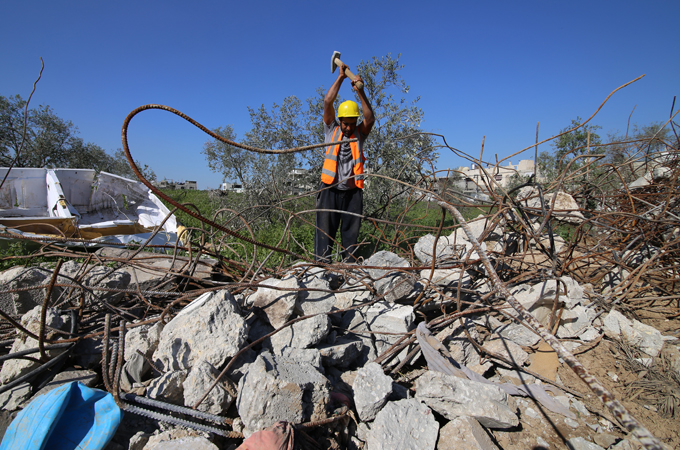 Some contractors have come to Shujayea in an attempt to recover usable materials [Hatem Omar/Al Jazeera]