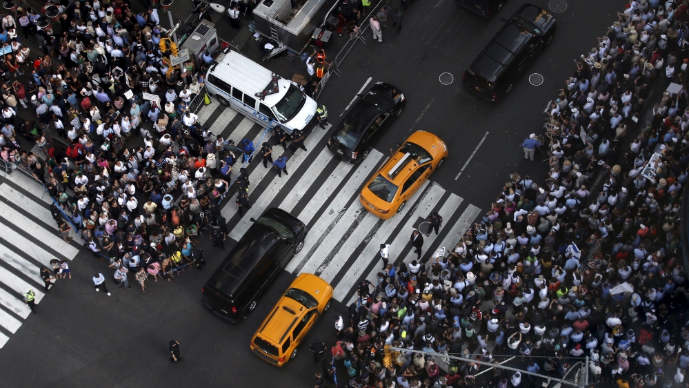 Protesters expressed support for Israeli PM Netanyahu, whose criticism of the deal has strained relations with the US [Reuters]