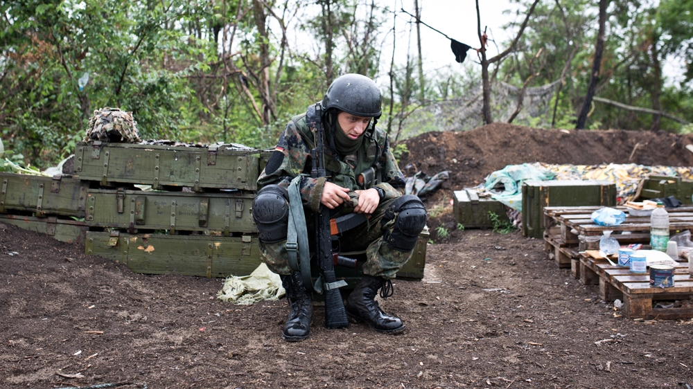 Lucky, his nom de guerre, has just lived up to his name - a sniper's bullet hit his helmet, but he survived. He is, however, suffering from a cerebral contusion and waiting to be taken to a medic [Virginie NGUYEN HOANG] 