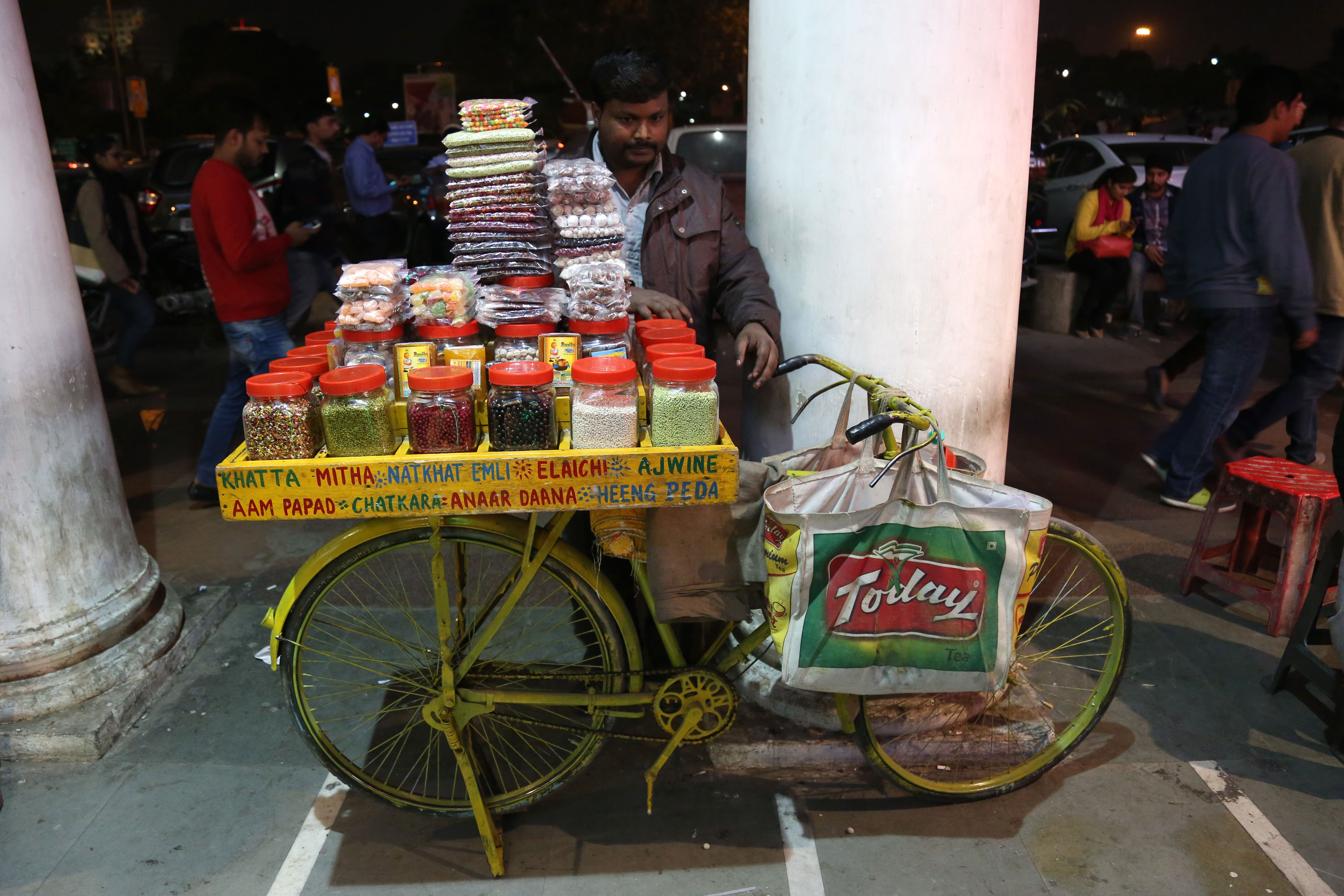 Street vendors Delhi India [Showkat Shafi/Al Jazeera]
