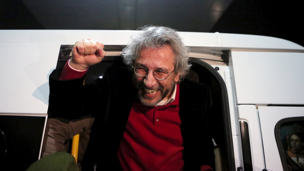 Editor-in-chief of Cumhuriyet Can Dundar reacts after being released from prison outside the Silivri prison complex near Istanbul
