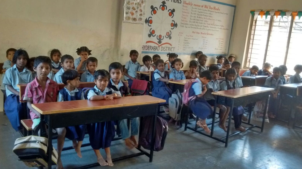 Unable to afford shoes or slippers, many children come to slum school barefoot  [Mohd Abdul Alam/Al Jazeera]