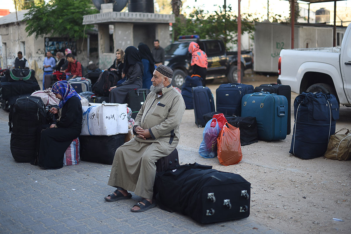 Palestinians wait at the Rafah border/ Please Do Not Use
