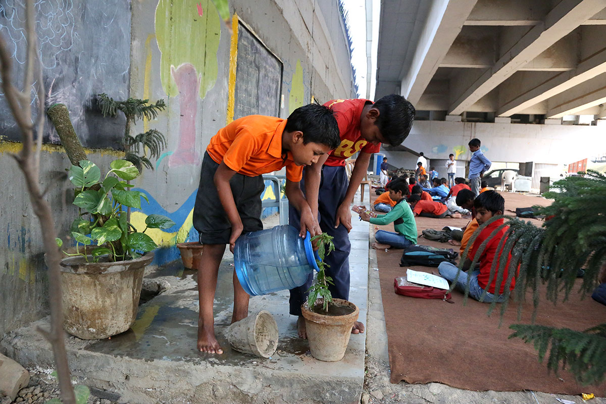 Free school under bridge for poor and needy children [Showkat Shafi/Al Jazeera]