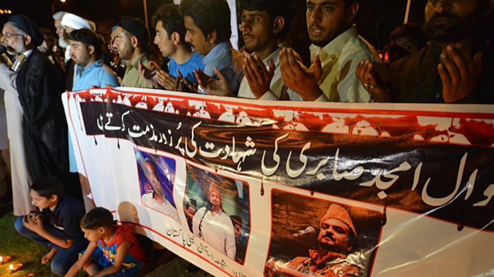Pakistanis pray as they pay tribute to Sufi musician Amjad Sabri [AFP]