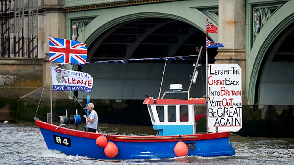 A boat campaigning for a ''leave'' vote in the EU referendum sails under Westminster Bridge toward the British Houses of Parliament [AFP]