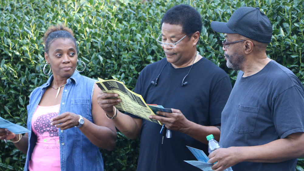 Vanessa Jackson discuss the political polarisation in US with Sylvester Pitt, right [Julienne Gage/Al Jazeera]