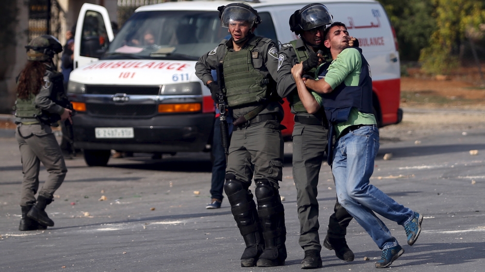 Israeli border policemen beat a Palestinian journalist, Bet El