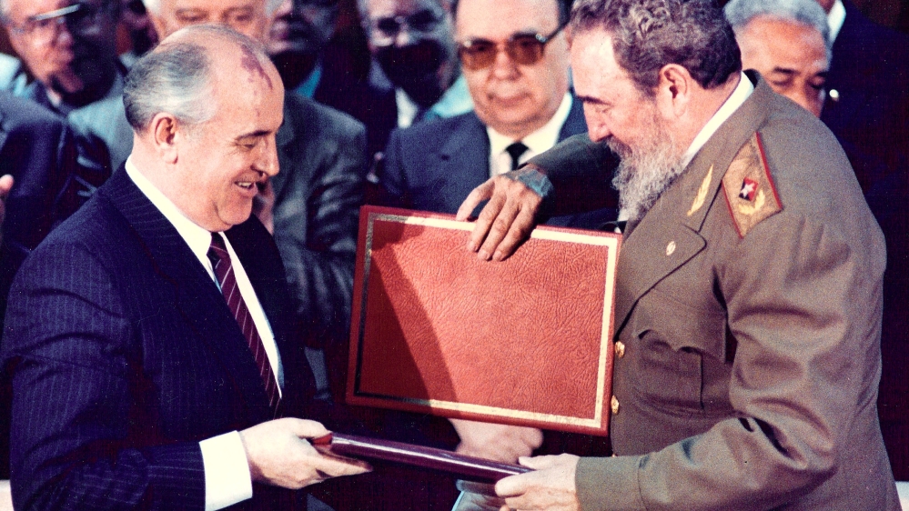 Then Cuban President Fidel Castro and then Soviet leader Mikhail Gorbachev exchanged documents during ceremony in Havana in 1989 [  Gary Hershorn/Reuters] 