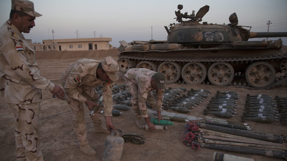 Iraqi army confiscate weapons from IS