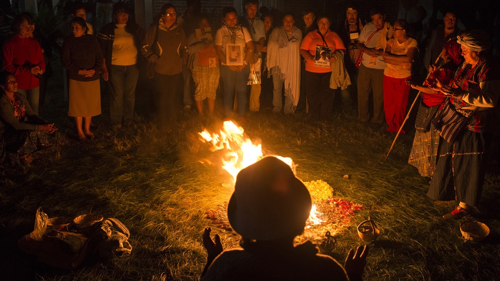 La Ceiba, organised a Mayan ceremony for the parents of the missing migrants. In this pre-Columbian ceremony, fire, candles, flowers, sugar, copal and other elements are used for the purification of participants and to pay respect to their ancestors and the earth. [Encarni Pindado/Al Jazeera]