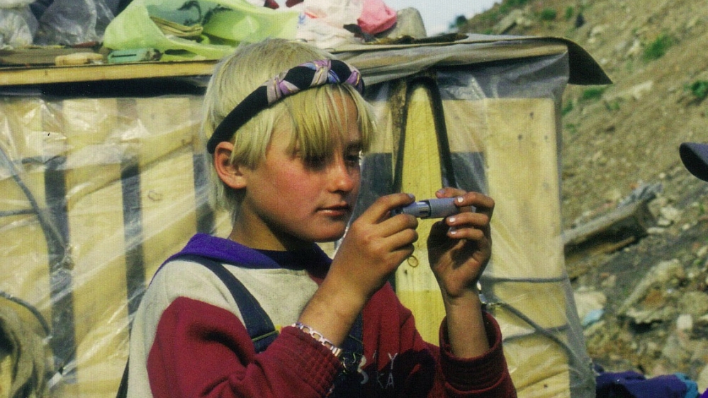 Yula inspects makeup [Courtesy of Hanna Polak]