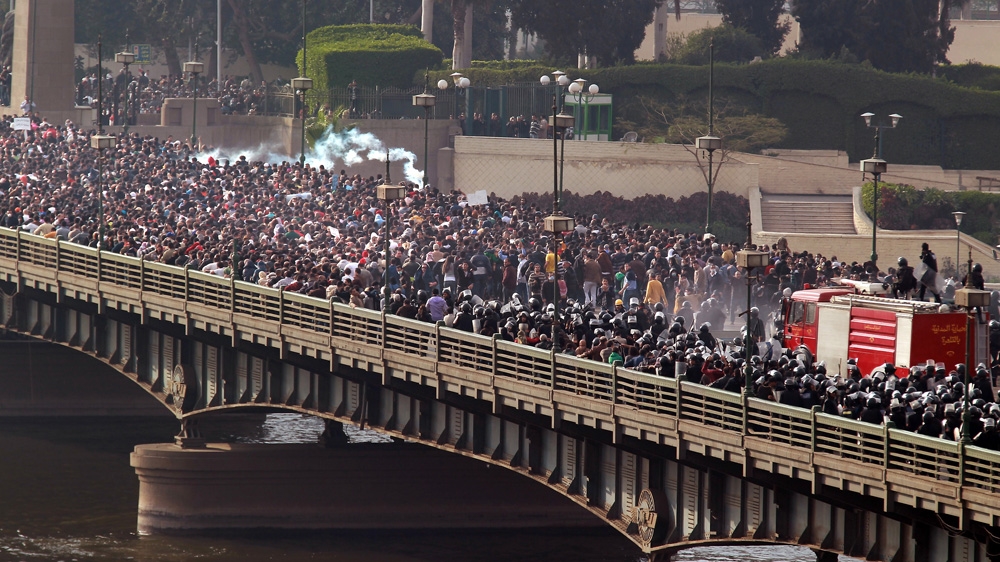 Riot police force protesters back across the Kasr Al Nile Bridge as they attempt to get into Tahrir Square on January 28, 2011, in downtown Cairo, Egypt [Peter Macdiarmid/Getty Images] 
