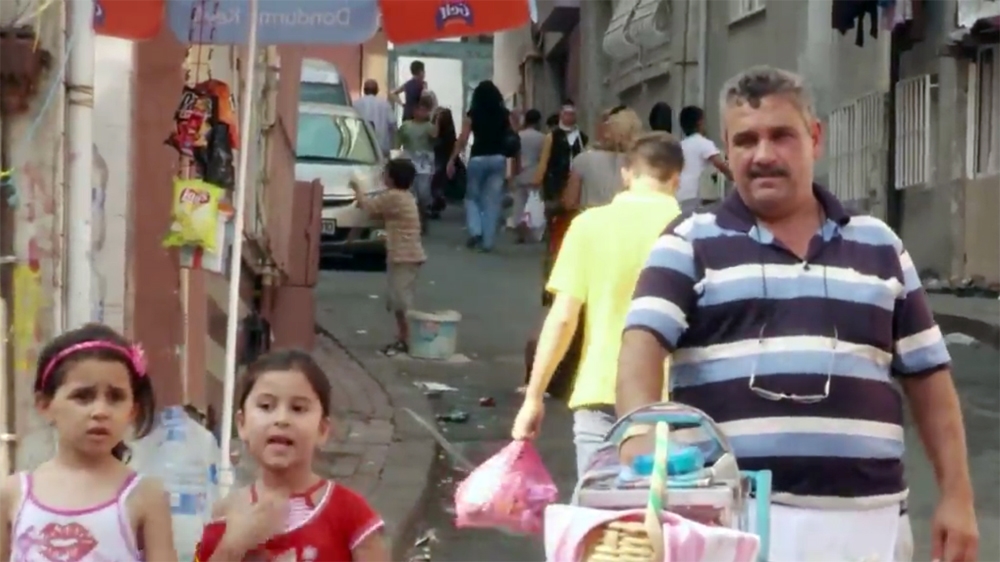 Halit has been selling home-made stuffed mussels for 20 years [Al Jazeera]
