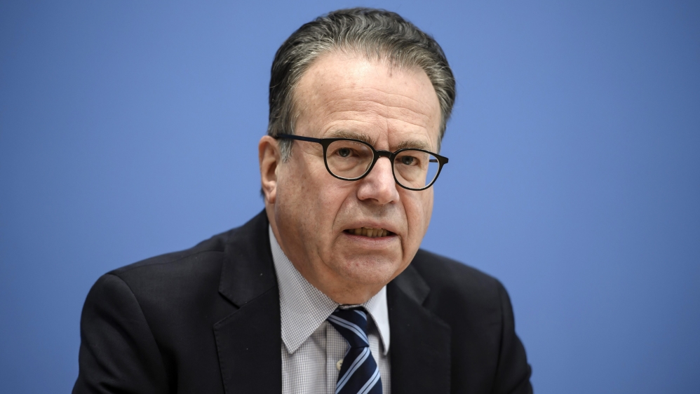 German Interior Minister de Maiziere presents asylum seekers number for 2016