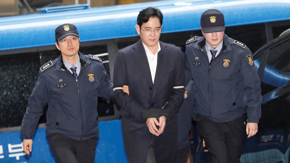 Samsung Group chief, Jay Y. Lee arrives at the office of the independent counsel team in Seoul