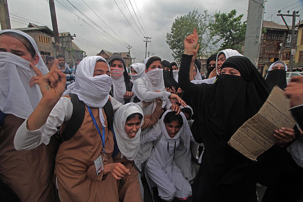 Kashmiri girls on the front lines/ Please Do Not Use