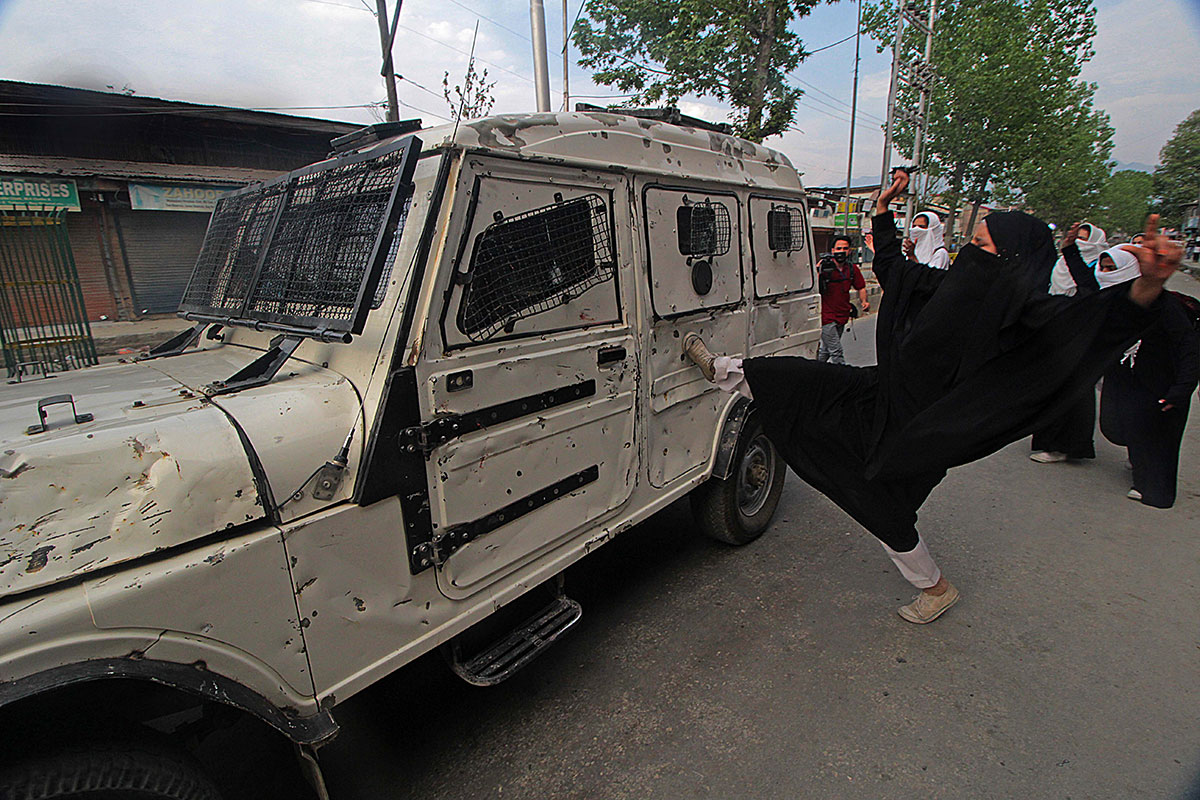 Kashmiri girls on the front lines/ Please Do Not Use