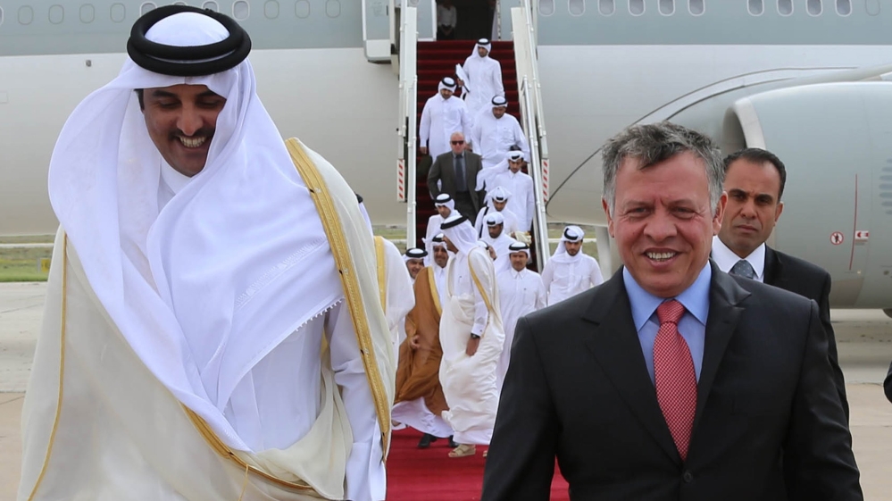 Jordan''s King Abdullah walks with Qatar''s Emir Sheikh Tamim Bin Hamad Al Thani in Amman