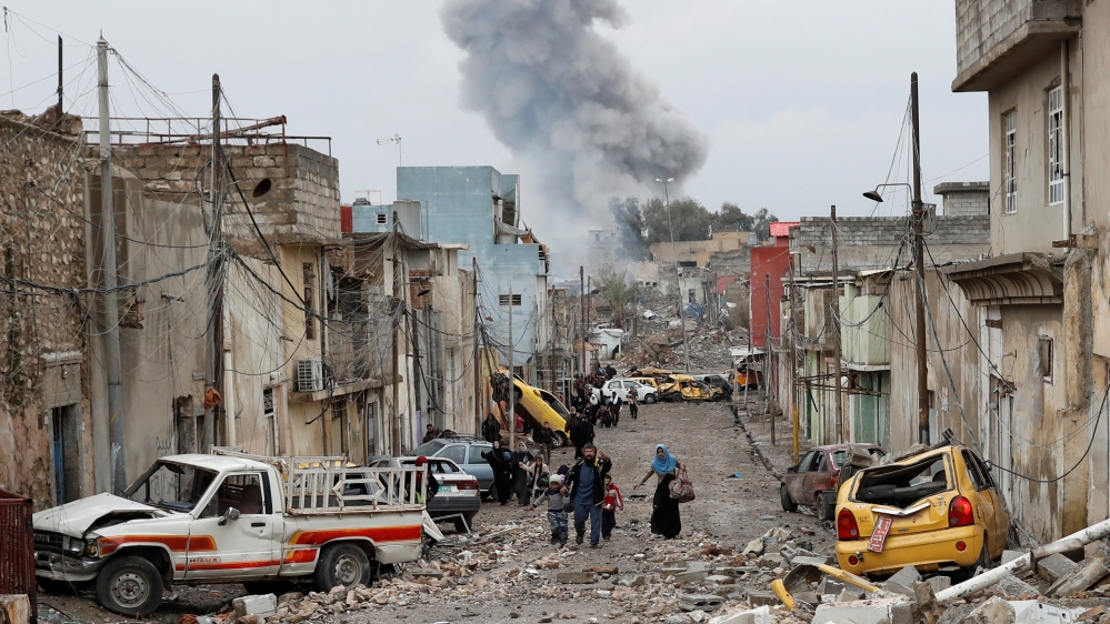 An Iraqi family walks from Islamic State controlled part of Mosul towards Iraqi special forces soldiers during a battle in Mosul