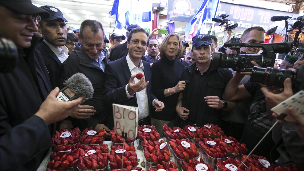 Herzog and Livni during a campaign stop at a fruit and vegetable market in Tel Aviv