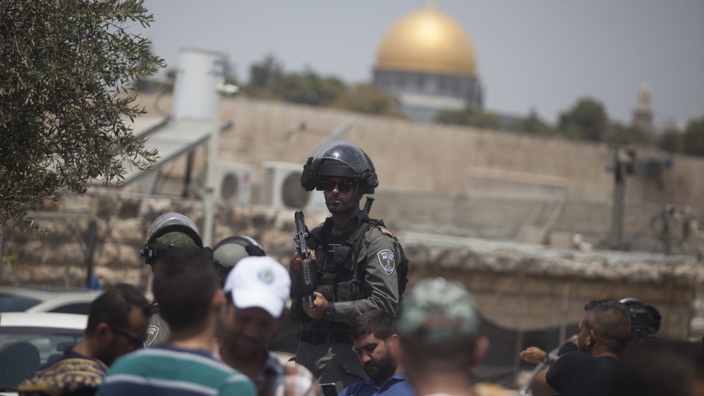 An Israeli border police officer is seen during a Friday prayer in Ras al-Amud area outside the Old City on July 21, 2017 [Lior Mizrahi/Getty Images]