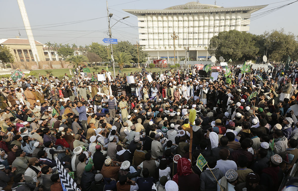 Supporters of religous group ''Tehrik Labayk Ya Rasool Allah'' shout slogans to protest the crackdown by Police on their group''s supporters in Islamabad, in Lahore, Pakistan, 25 November 2017. Pakistani