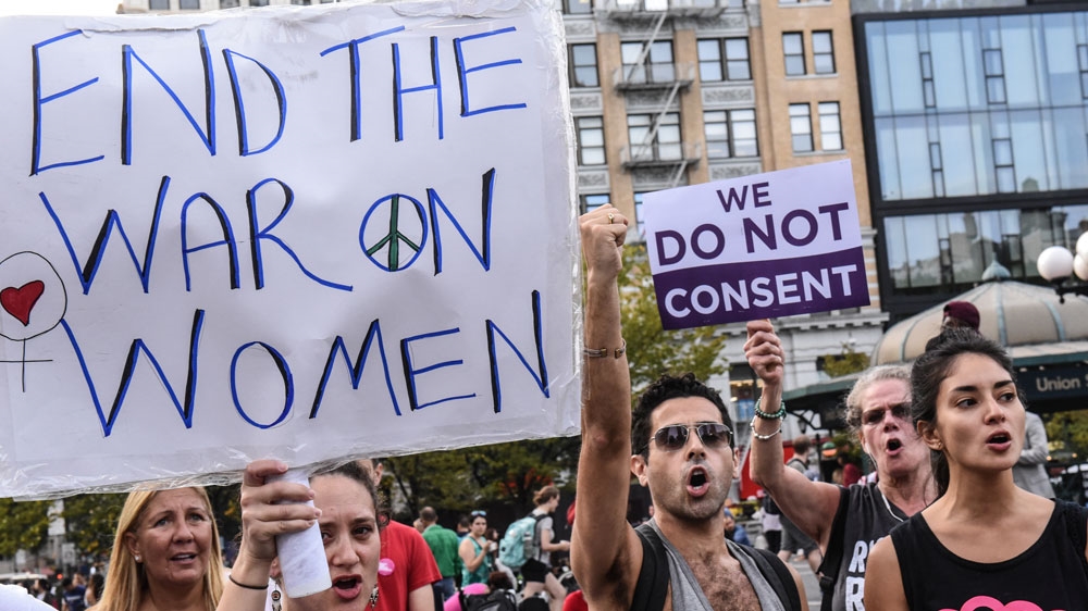 People participate in a protest in support of women's reproductive rights [Stephanie Keith/Reuters]