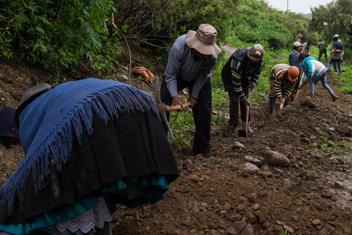 The community of Ch’akamayu is working together on the construction of tubes for irrigation 2-2-2018). Water is indispensable for the farming communities. In the dry season drought is becoming a serio