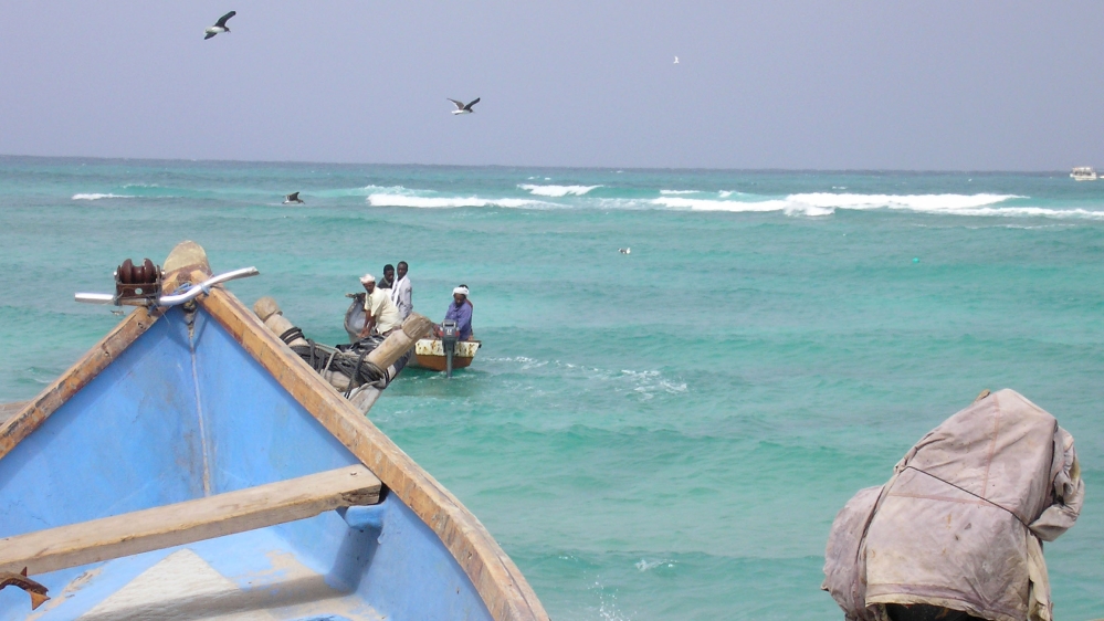 Socotri fishermen head out to sea from the port of Qalensiya, the second biggest town on Yemen''s island of Socotra February 1, 2008. To match feature YEMEN-SOCOTRA REUTERS/ Alistair Lyon (YEMEN)
