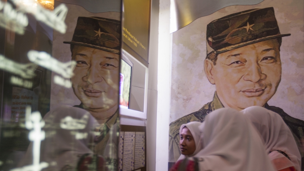 Indonesian women look at exhibits at the Suharto museum in Yogyakarta, March 29, 2014. [Dwi Oblo/Reuters]