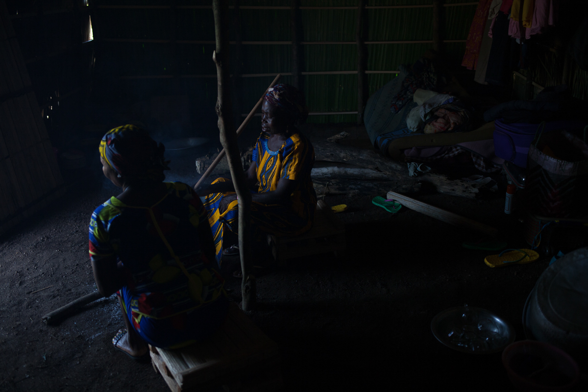 Two co-wives cook in their Raffia house built the previous night. They arrived in Cameroon 4 days earlier. "We cannot sleep in the Central African Republic. We spend nights in the forest, we are threa