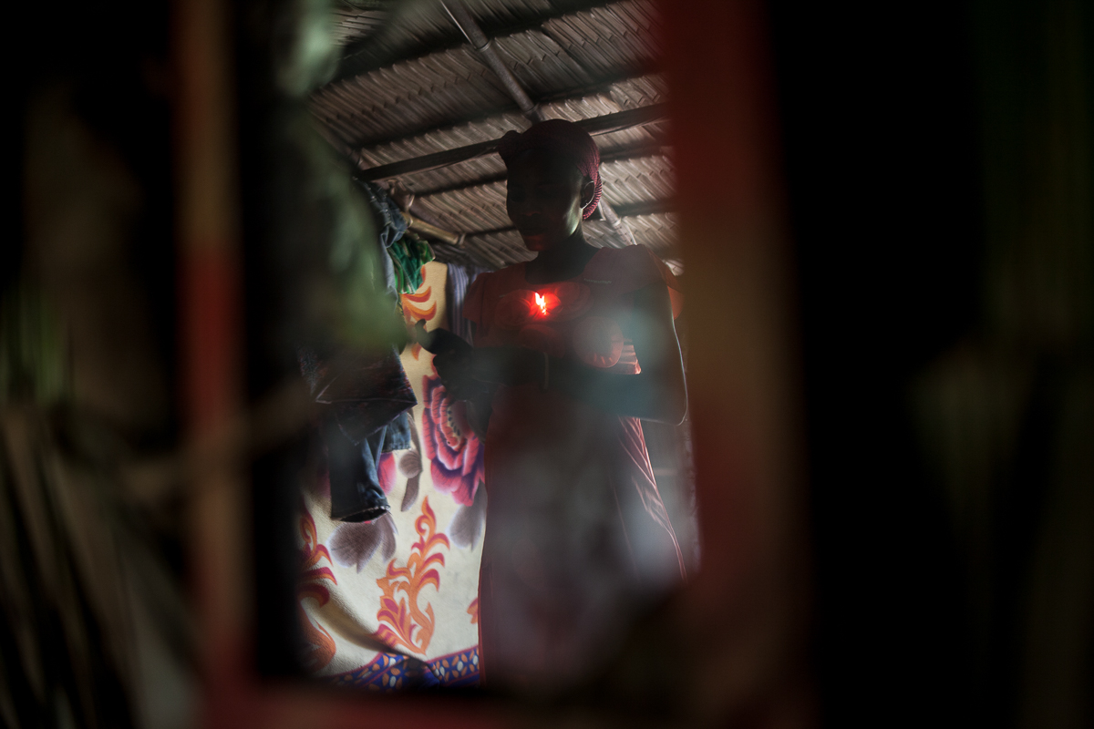 On the 13th of June, Delphine Manawili is texting in her house in Bombe Chateau, Cameroon. Eight months pregnant, she left her village of Boubita a month ago, when the Siriri armed group attacked her