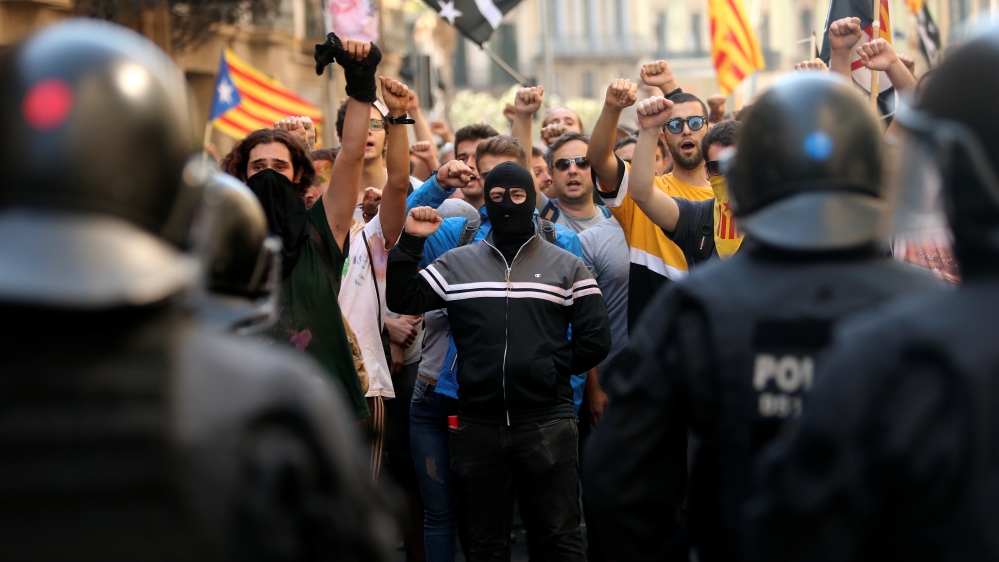Catalan separatist protesters stand in front of Mossos d''Esquadra police officers during a protest against a demonstration in support of the Spanish police units in Barcelona