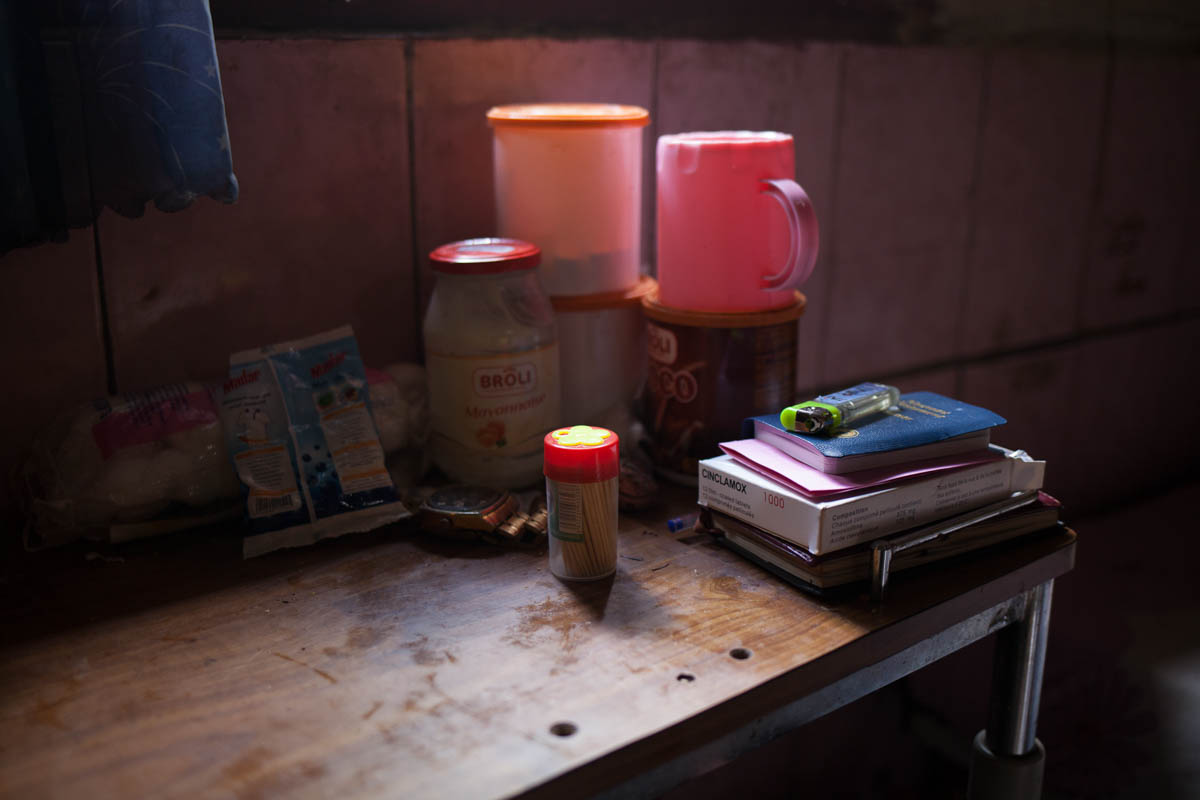 On André Lando''s 44-year-old bedside table, food and a box of Cinclamox, an antibiotic pill based on amoxicillin and clavulanic acid. Under his bed, this former quincaillier and informal drug seller h