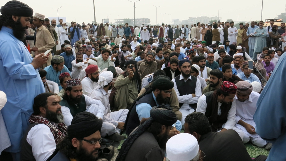 Hundreds gathered at Islamabad's Faizabad interchange, blocking a major highway and demanding that decision to acquit Bibi be rescinded [Asad Hashim/Al Jazeera]