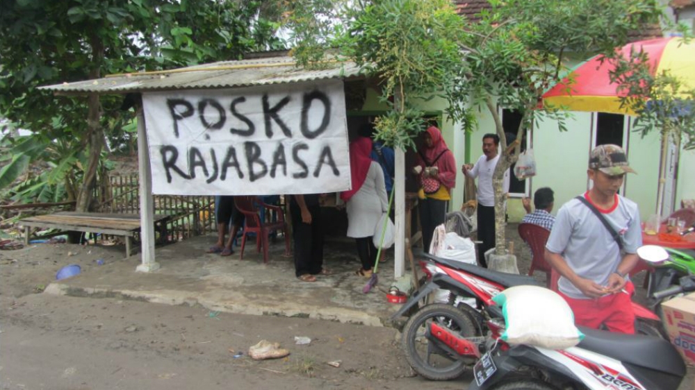 Residents in Rajabasa village have set up a post to distribute food and clothing donations [Teguh Harahap/Al Jazeera]